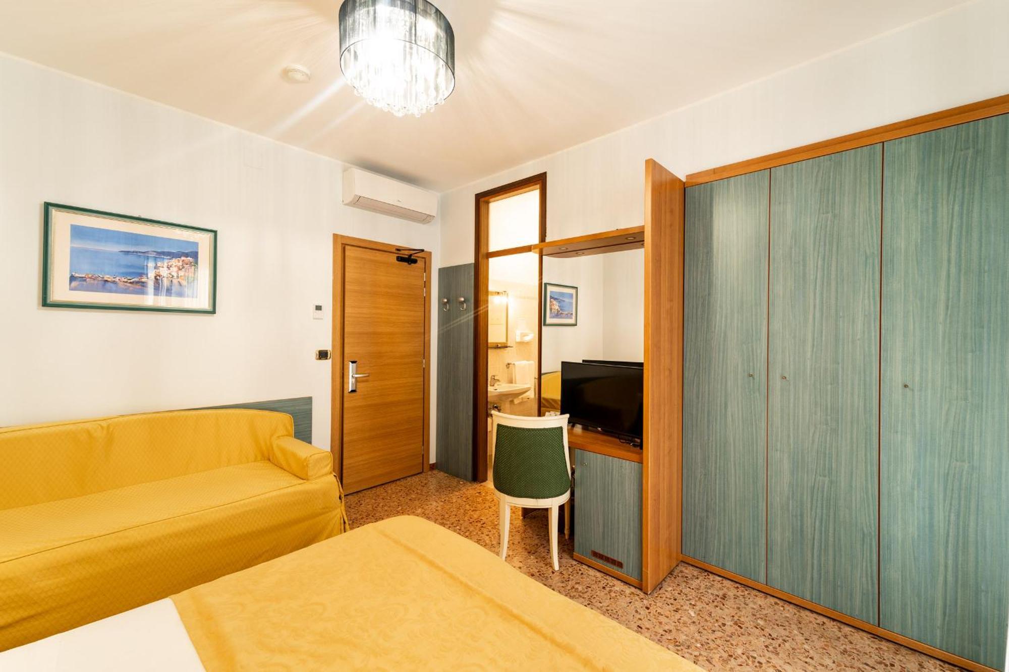 Triple Room with Balcony and Lateral Sea View,1690949531:JPEG